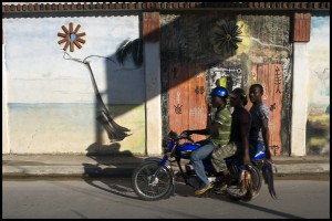 We took a road trip to the Samaná Peninsula, three hours north of Santo Domingo. Early morning in Las Terrenas. Three guys and a bunch of fish on a "motoconcho". 